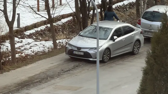 Parkowanie nie dość że na całej szerokości chodnika to jeszcze na zakazie zatrzymywania się !