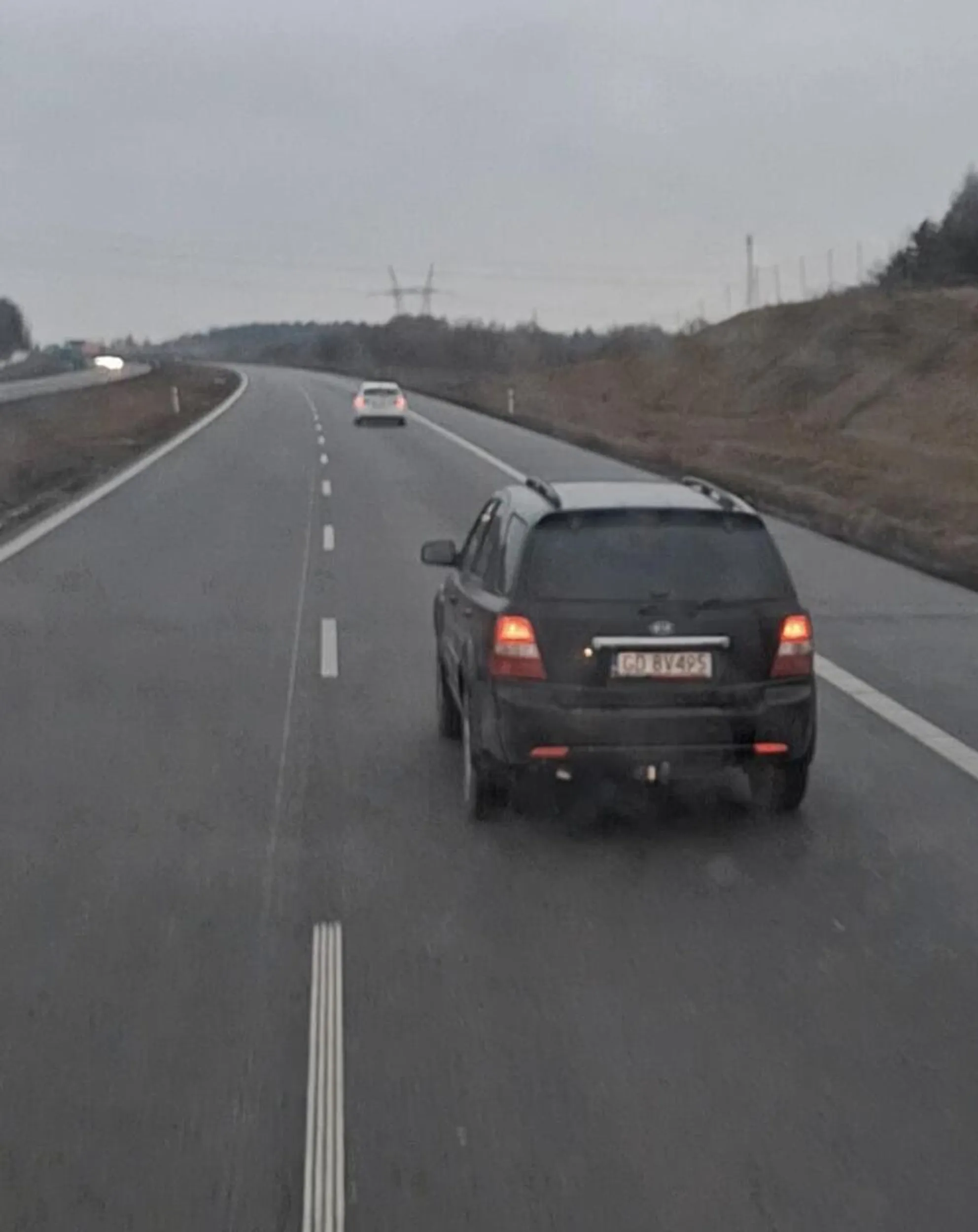 Siusiaczek próbuje wyhamowywać ciężarówki ale obsrał gacie jak w lusterku zobaczył że jest nagrywany. Kupić ci pampersa? Wiesz dlaczego lewy pas zająłem bo miałem do tego prawo a ty mistrzu lewego pasa doucz się do czego służy lewy pas a szeryfować sobie możesz w domu jak twoja żonka cię zdradza jak myjesz tą wieśniacką Kię.