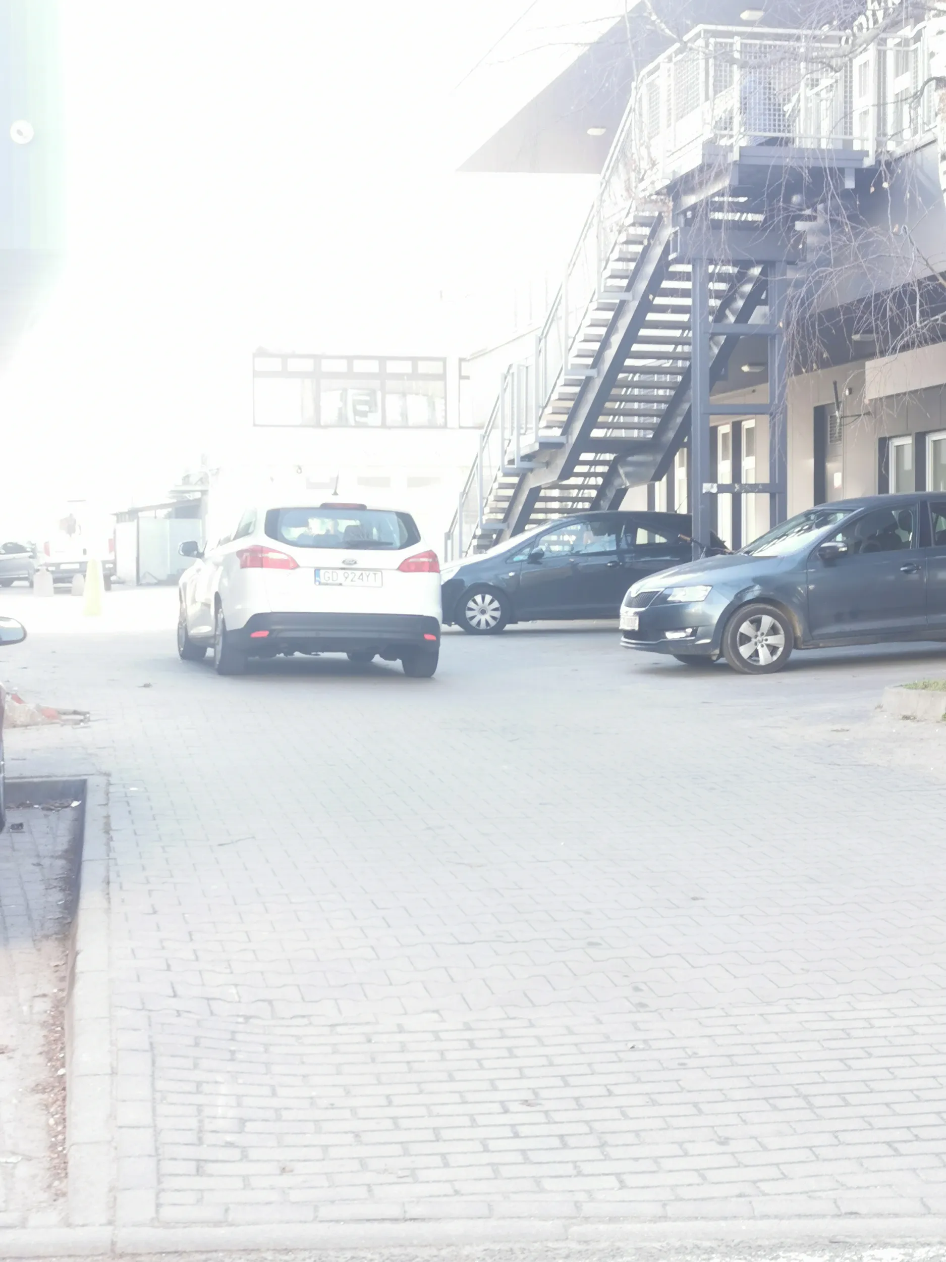 Nie dość że jeździ po przejściu dla pieszych i chodniku to zablokował "wyjazd" innemu pojazdowi, a gdy ten zatrąbil to zacząć gadać sam do siebie i nie odjechał, bo odebranie paczki z paczkomatu było ważniejsze. Stał tam dobre kilka minut