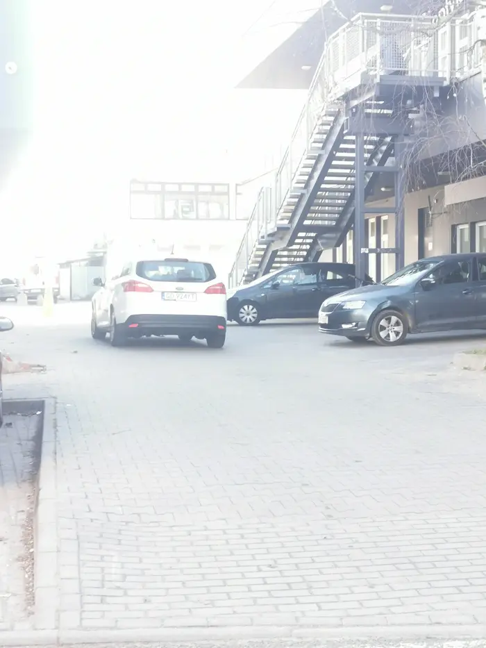 Nie dość że jeździ po przejściu dla pieszych i chodniku to zablokował "wyjazd" innemu pojazdowi, a gdy ten zatrąbil to zacząć gadać sam do siebie i nie odjechał, bo odebranie paczki z paczkomatu było ważniejsze. Stał tam dobre kilka minut