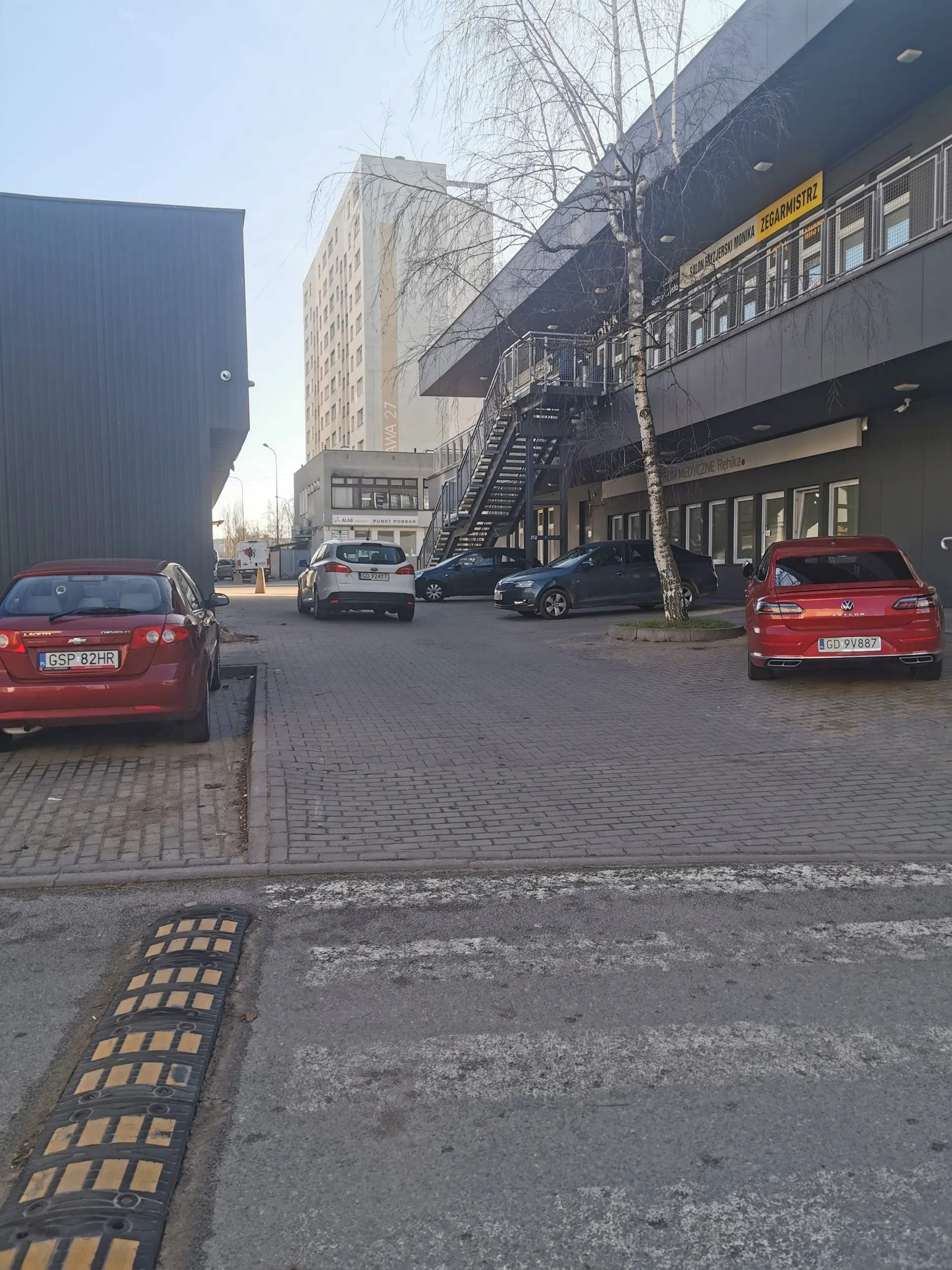 Nie dość że jeździ po przejściu dla pieszych i chodniku to zablokował "wyjazd" innemu pojazdowi, a gdy ten zatrąbil to zacząć gadać sam do siebie i nie odjechał, bo odebranie paczki z paczkomatu było ważniejsze. Stał tam dobre kilka minut