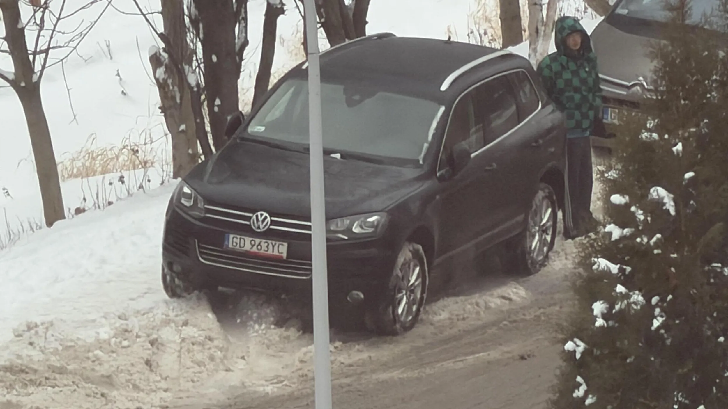 Parkowanie na chodniku i na zakazie zatrzymywania się w wąskiej uliczce. Nieładnie.