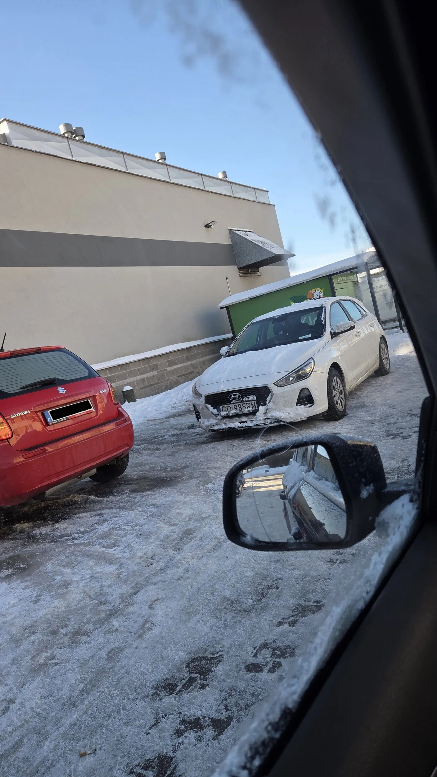 Zastawienie miejsc postojowych przy sklepie Biedronka przy ul. Krzemowej 1 w Gdańsku, w dniu 16 lutego 2026 r.