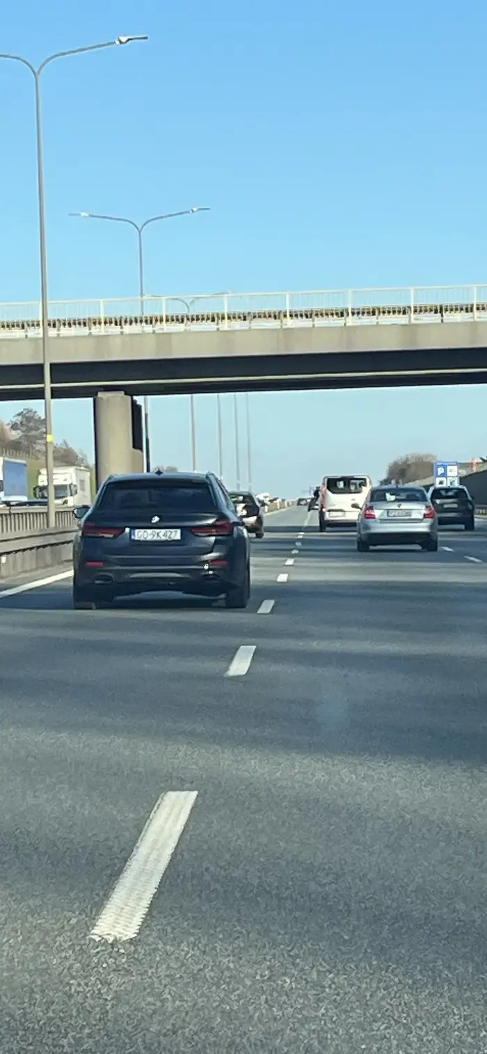 Pizdus który podjeżdża pod zderzak na autostradzie , nagranie wysłane na policję