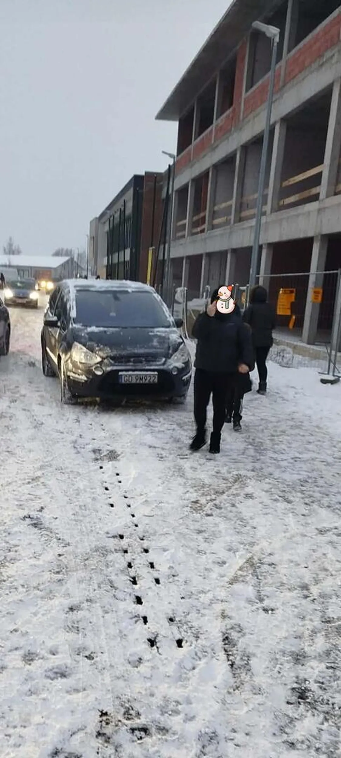 Rokietnica p. Poznański. 13.01 g. 8.50. Ameba umysłowa parkuje na chodniku nie zważając na pieszych dorosłych i dzieci. Zostałam uderzona z drzwi bo nie potrafi spojrzeć w boczne lusterko. Jeszcze ma pretensje, że uwagę jej zwróciłam.