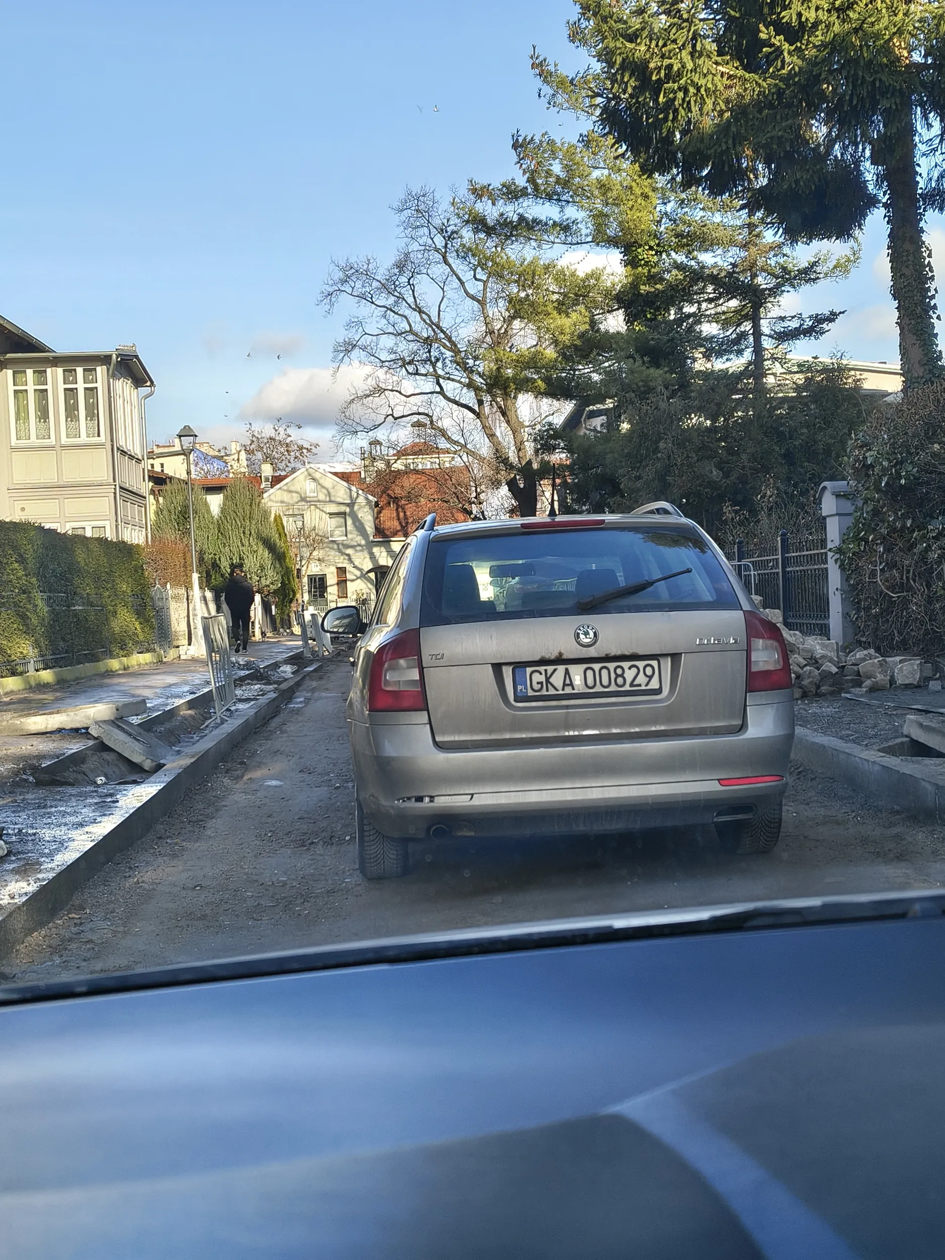 Porzucił auto na środku drogi