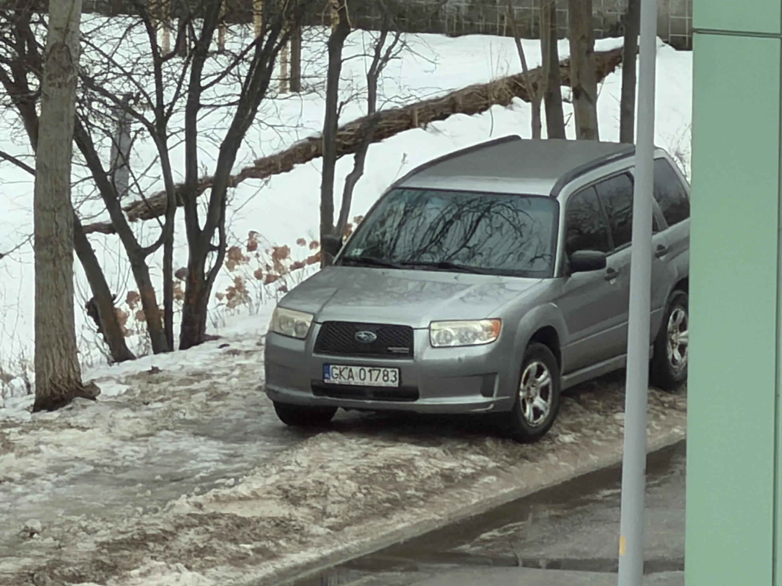 Wstyd - parkowanie na zakazie zatrzymywania się i to jeszcze na chodniku bez pozostawienia odpowiedniej ilości miejsca dla pieszych