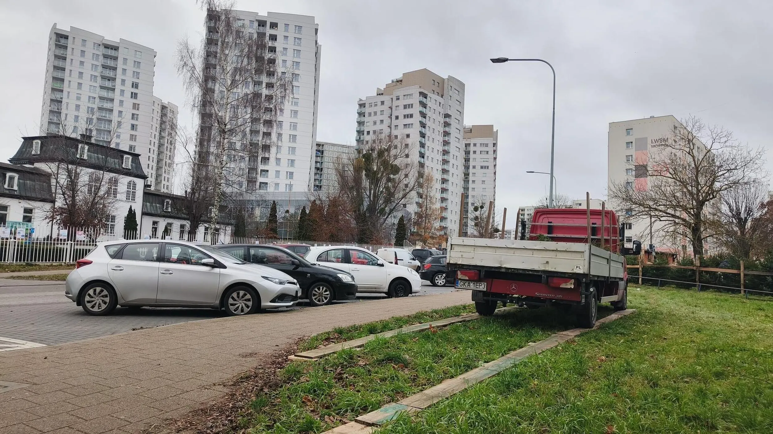 ależ piękny parking sobie zorganizowałeś, i trawa nie będzie poniszczona! :D