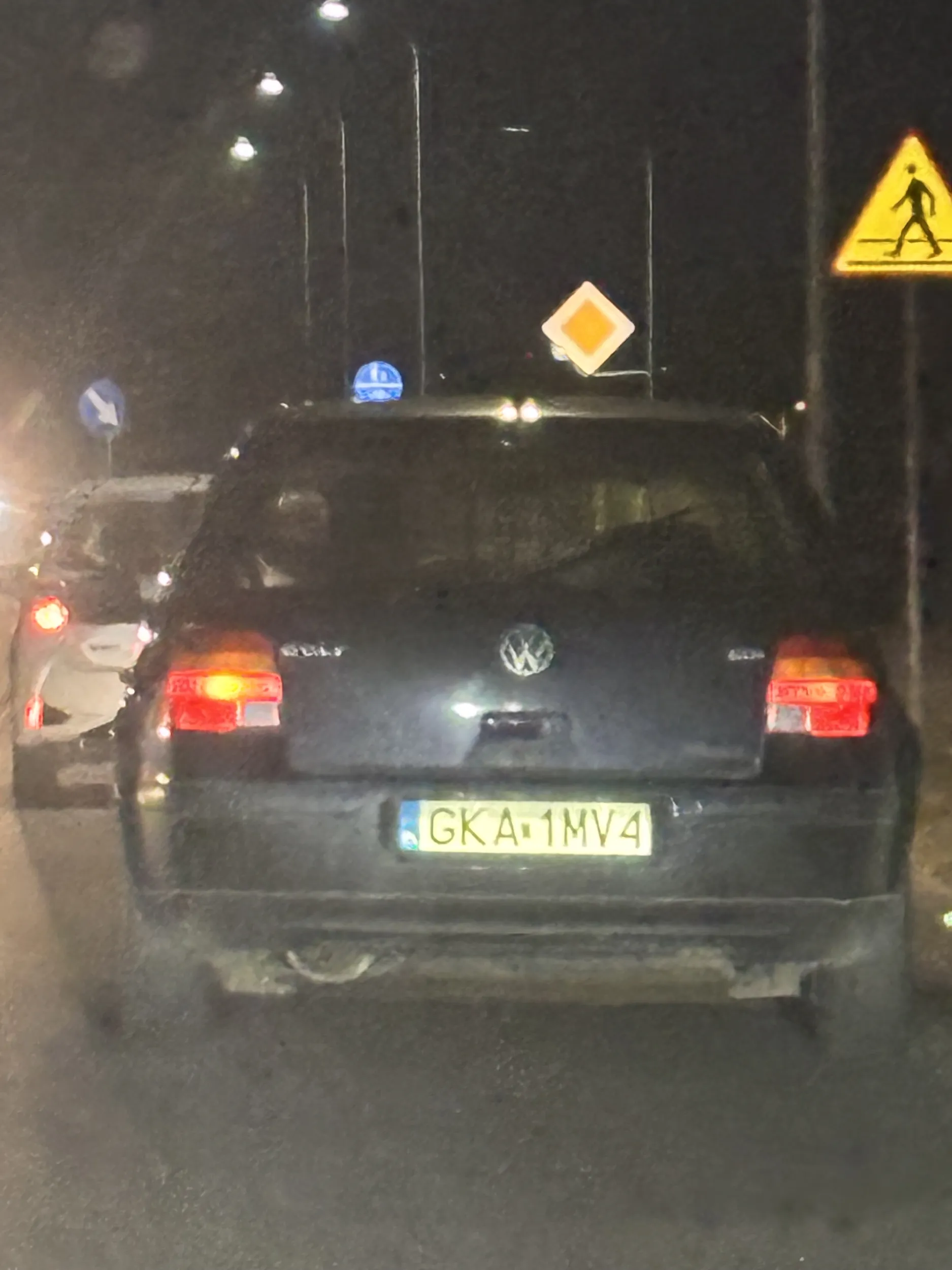 Nie wiem jakim trzeba być baranem, żeby wyprzedzać na podwójnej ciągłej, na zakręcie i jeszcze na czołówkę. Brak miejsca i mocy pod maską ale lecisz jakbyś był Lockheed SR-71 Blackbird