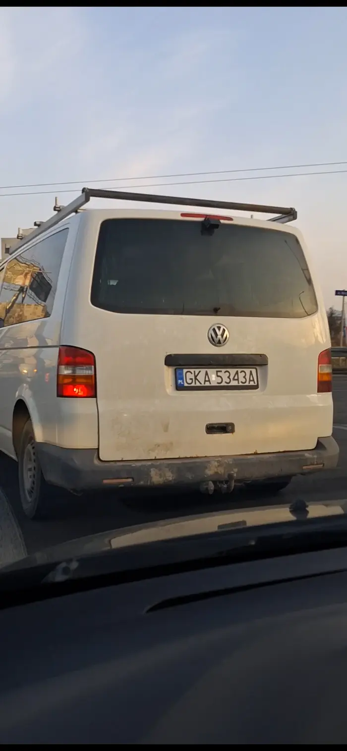 Buraki za kierownicą jedzą jak chcą nie zwracają uwagi na innych kierowców nie używają kierunków