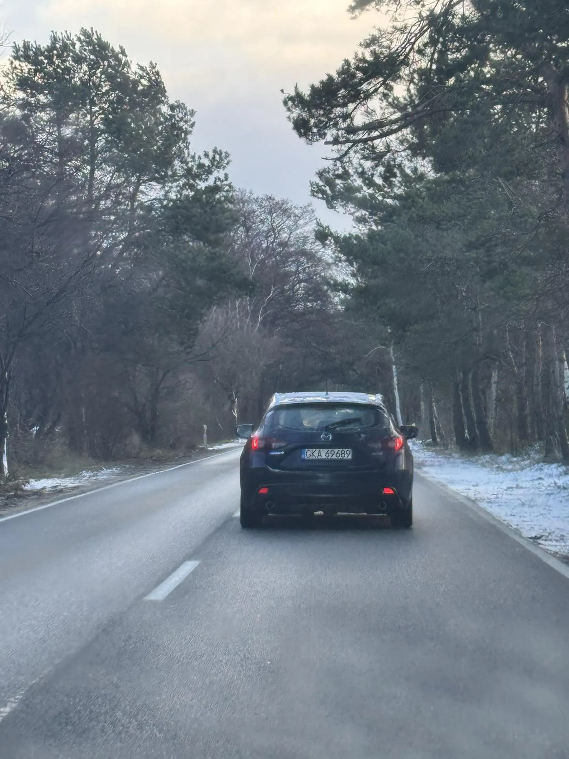 Kretyn najpierw ostro przyspiesza przy próbie wyprzedzenia go stwarzając niebezpieczeństwo, dodatkowo jeździ oblodzonym autem co skutkowało oderwaniem się dużego kawałka lodu i uszkodzeniem naszego auta..