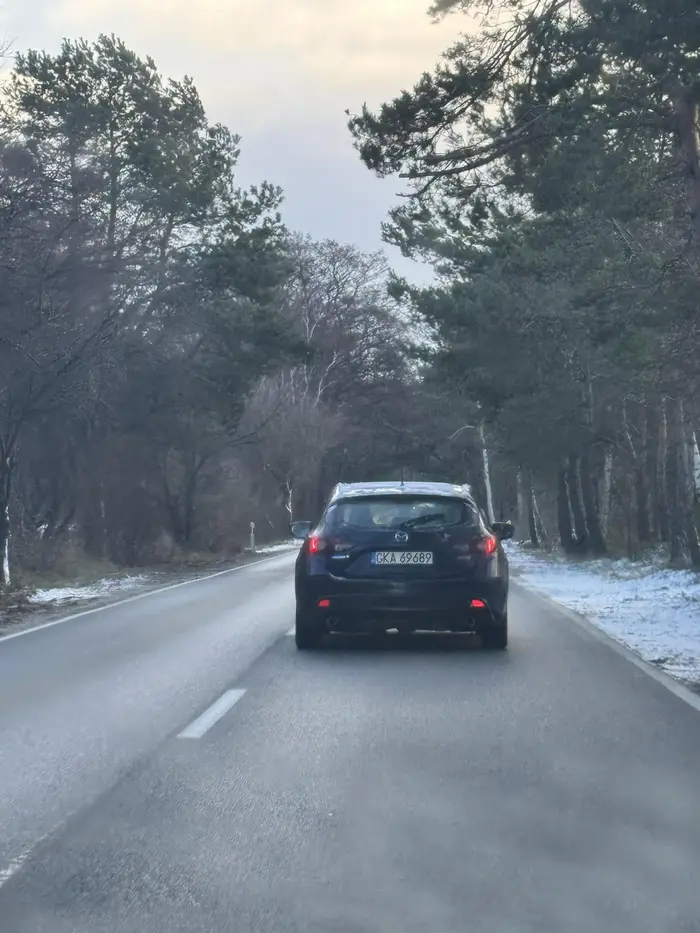 Kretyn najpierw ostro przyspiesza przy próbie wyprzedzenia go stwarzając niebezpieczeństwo, dodatkowo jeździ oblodzonym autem co skutkowało oderwaniem się dużego kawałka lodu i uszkodzeniem naszego auta..