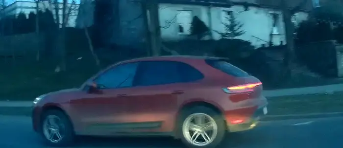 Pani z Czerwonego Porsche roszę się nauczyć wielkiego żółtego trójkątnego znaku oznaczającego Ustąp pierszeństwa przejazdu,