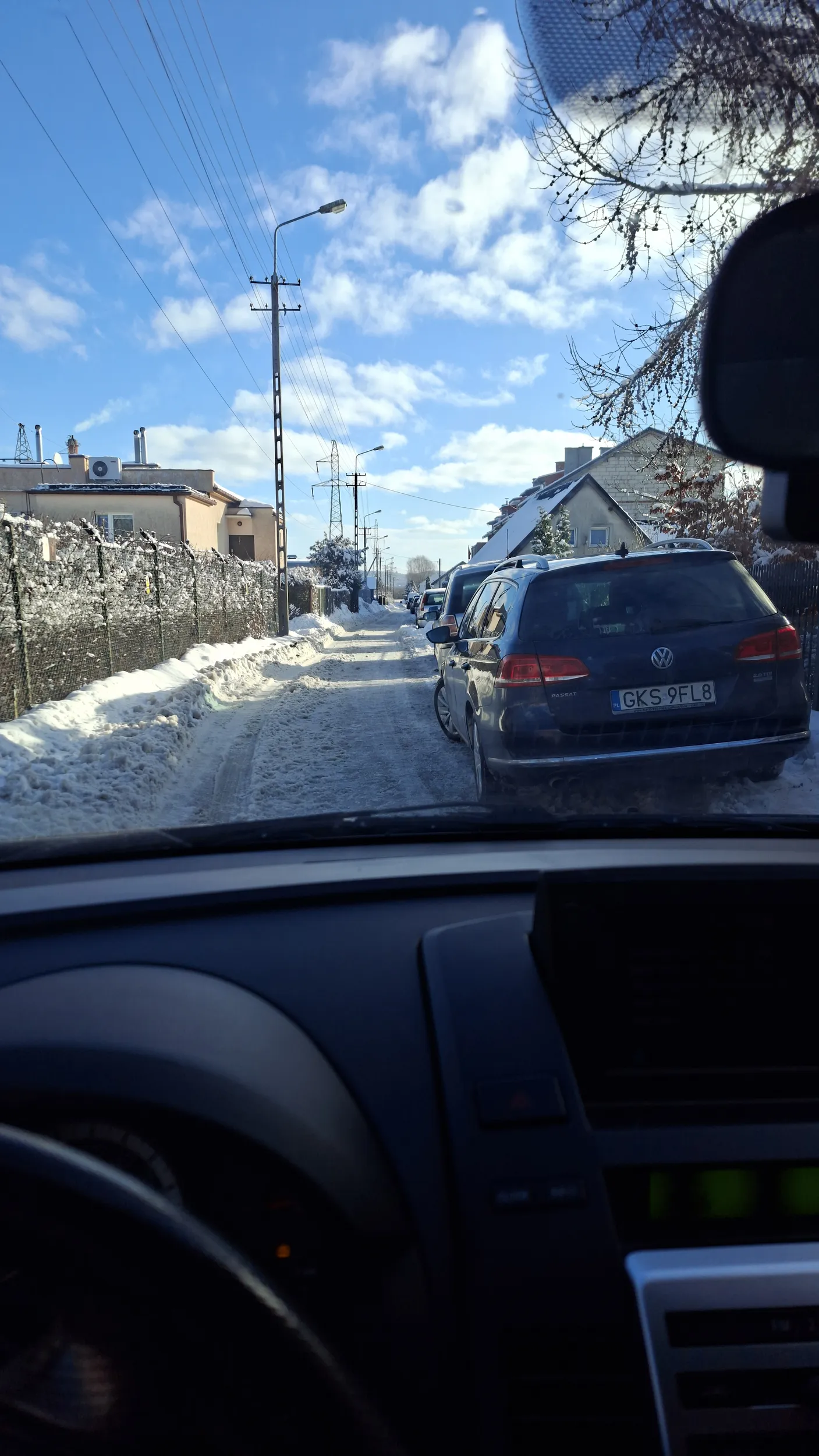 Łysy inteligent na jednokierunkowej. STS sam się nie obstawi