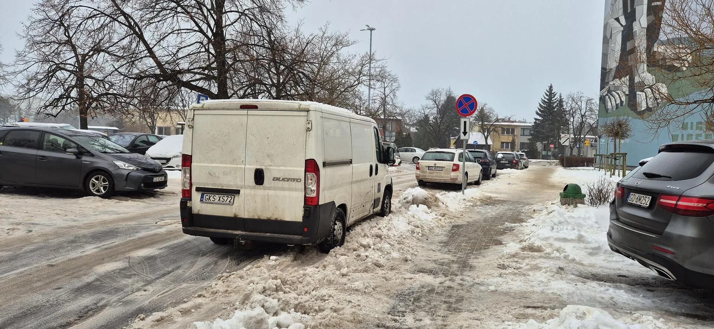 Wyjątkowo kreatywny kierowca. Tablica zobowiązuje