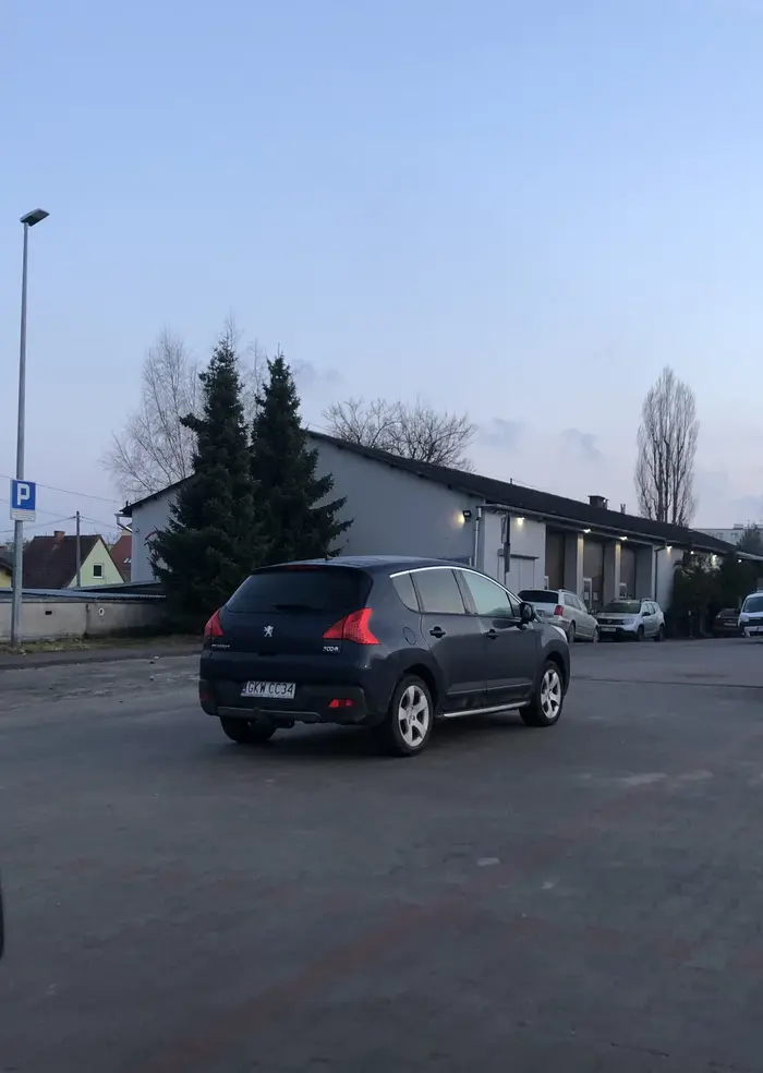 kierowca ma rewelacyjne umiejętności jeśli chodzi o parkowanie, po co prawidłowo zaparkować na odpowiednim miejscu skoro można ustać na środku ;)