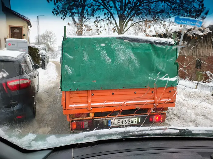 Zablokował drogę bo pójście do żabki po małpkę jest ważniejsze niż ruch uliczny.