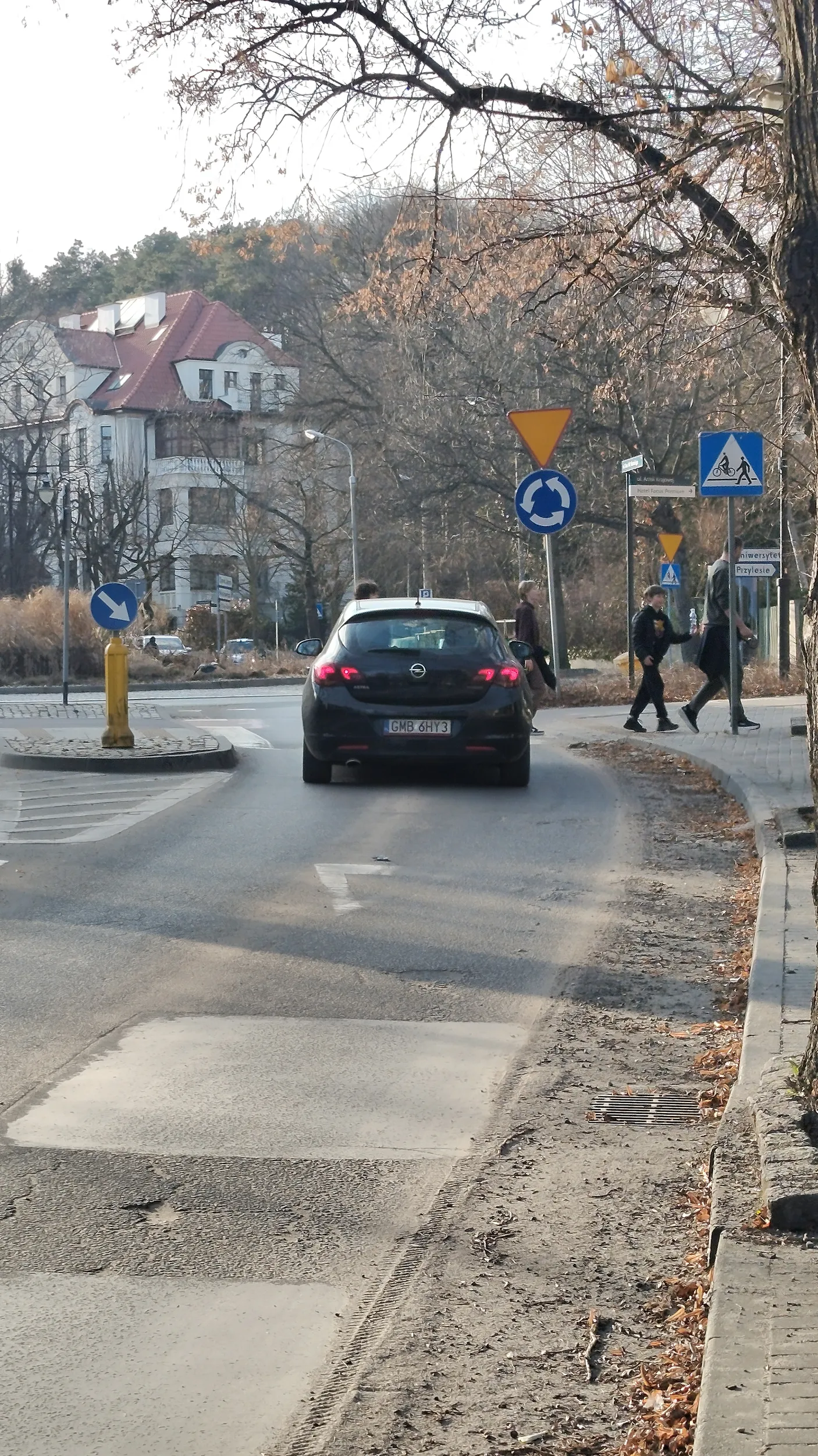 Pani przed chwilą prawie potrąciła mnie w momencie wchodzenia na przejście. Ul Sikorskiego Sopot. Proponuję jeździć spokojniej, wolniej, rozglądać się a nie na oślep...