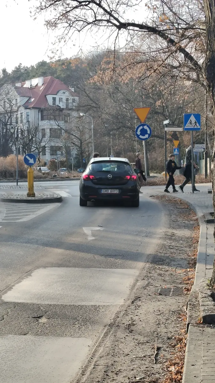 Pani przed chwilą prawie potrąciła mnie w momencie wchodzenia na przejście. Ul Sikorskiego Sopot. Proponuję jeździć spokojniej, wolniej, rozglądać się a nie na oślep...