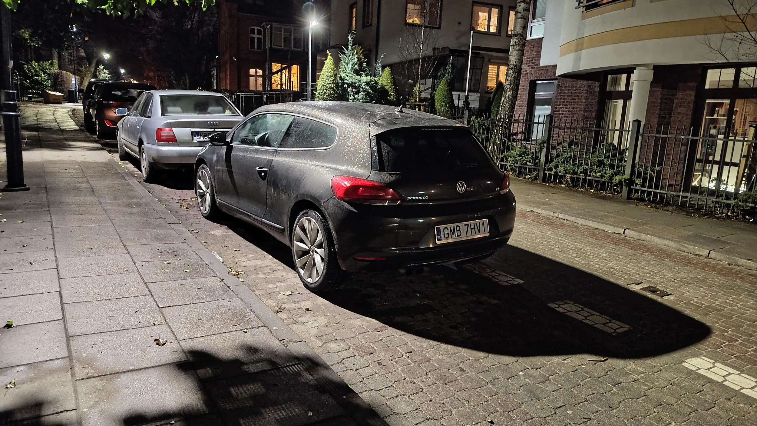 Sopot, godzina 20:40, gościu jedzie oto tym autem, szyby otwarte, muza na full. Po chwili wysiada i idzie z torba glovo do Mc Donald. Nie przeszkadzaj łudziom glosja muzyka. Może na wsi pod Malbork iem taka moda. W Trójmieście nie. Sądząc po różnych kolorach przodu auta, była już jakąś przygoda i... naprawa po kosztach... ?