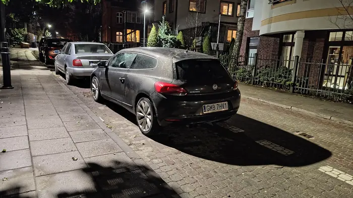 Sopot, godzina 20:40, gościu jedzie oto tym autem, szyby otwarte, muza na full. Po chwili wysiada i idzie z torba glovo do Mc Donald. Nie przeszkadzaj łudziom glosja muzyka. Może na wsi pod Malbork iem taka moda. W Trójmieście nie. Sądząc po różnych kolorach przodu auta, była już jakąś przygoda i... naprawa po kosztach... ?