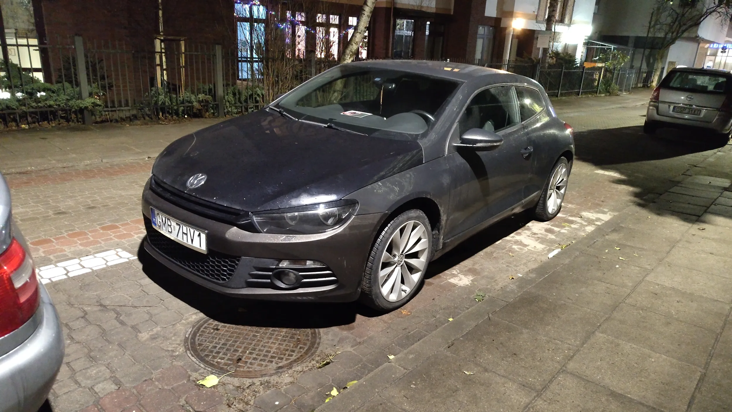 Sopot, godzina 20:40, gościu jedzie oto tym autem, szyby otwarte, muza na full. Po chwili wysiada i idzie z torba glovo do Mc Donald. Nie przeszkadzaj łudziom glosja muzyka. Może na wsi pod Malbork iem taka moda. W Trójmieście nie. Sądząc po różnych kolorach przodu auta, była już jakąś przygoda i... naprawa po kosztach... ?