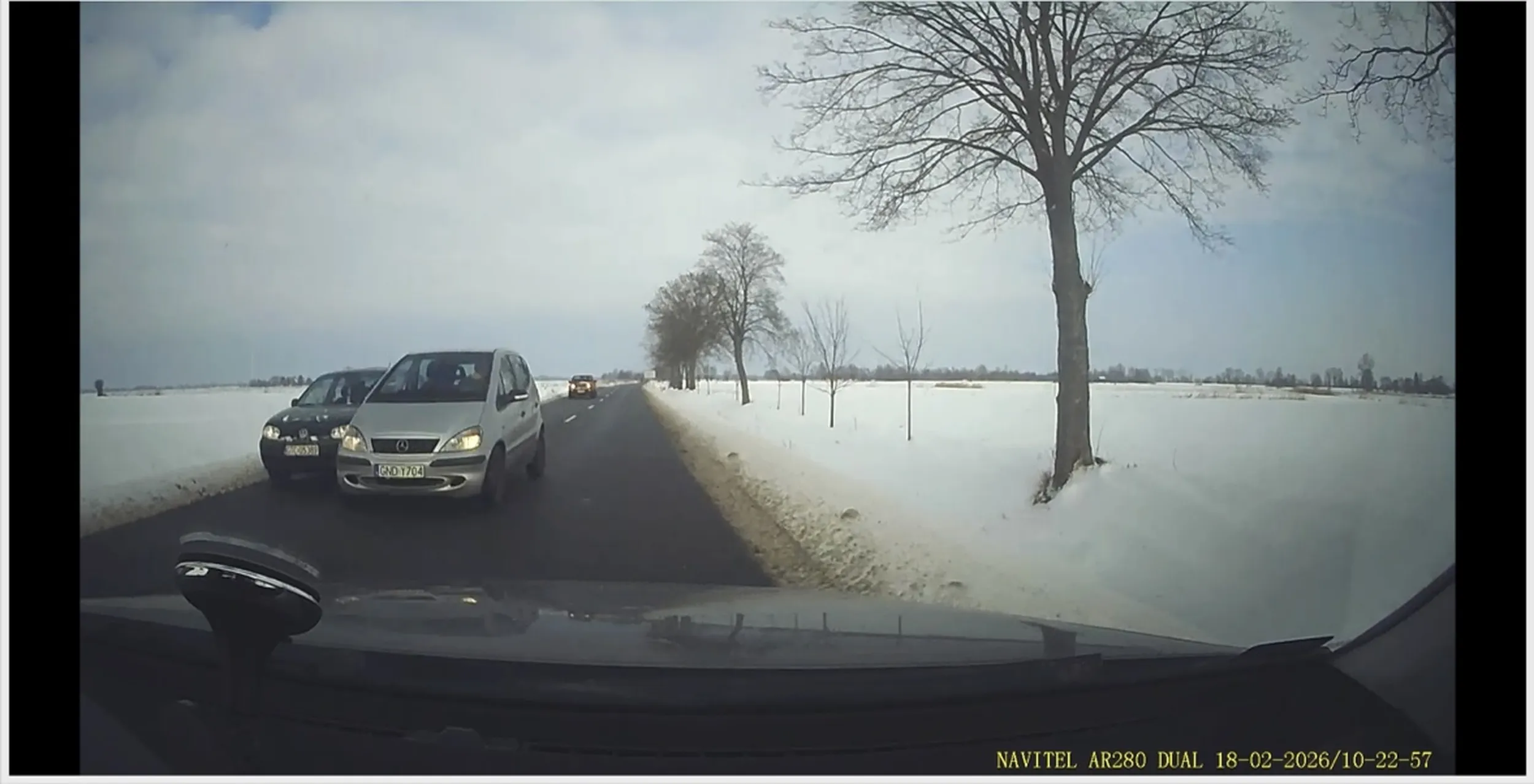 Wyprzedzanie na trzeciego w ostatniej chwili i brak reakcji hamowania!