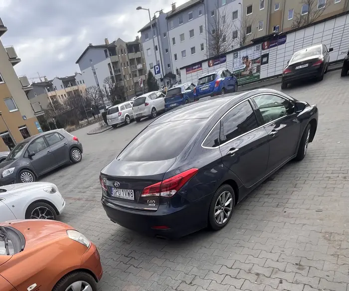 Nie polecam, nie umie parkować.