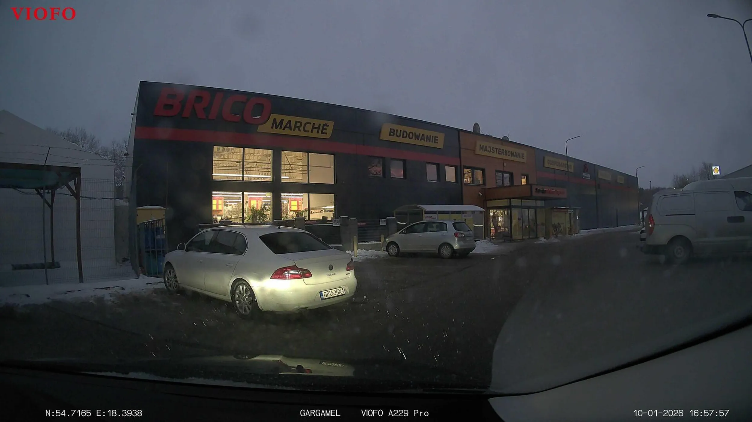 paniusia uwarza ze moze na parkingach leciec jak strzala, prawa strona jej nie obowiazuje, i tak wymusza pierszenstwa