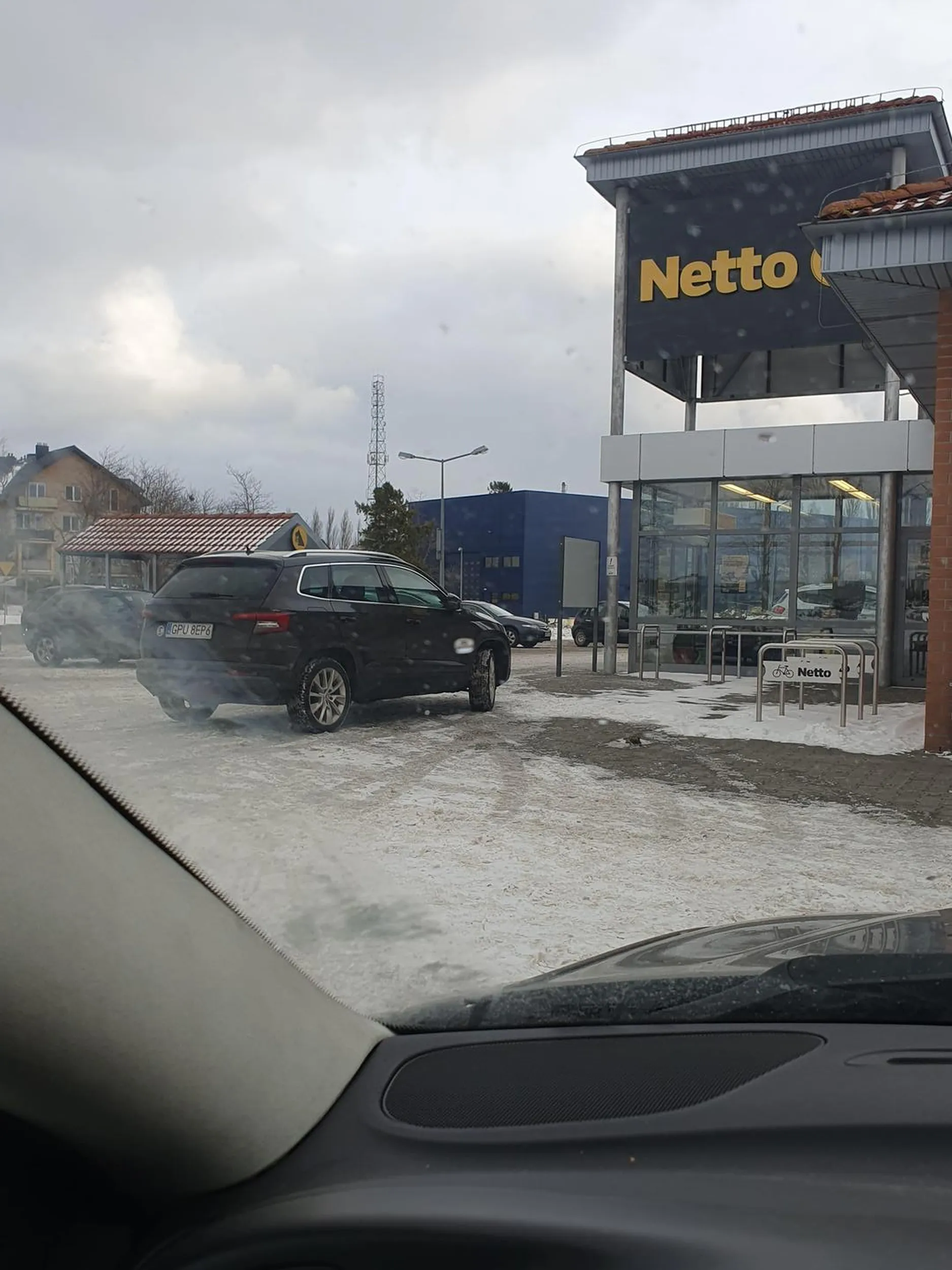 Właściciel skody prawie zaparkował w sklepie Netto w Pucku.