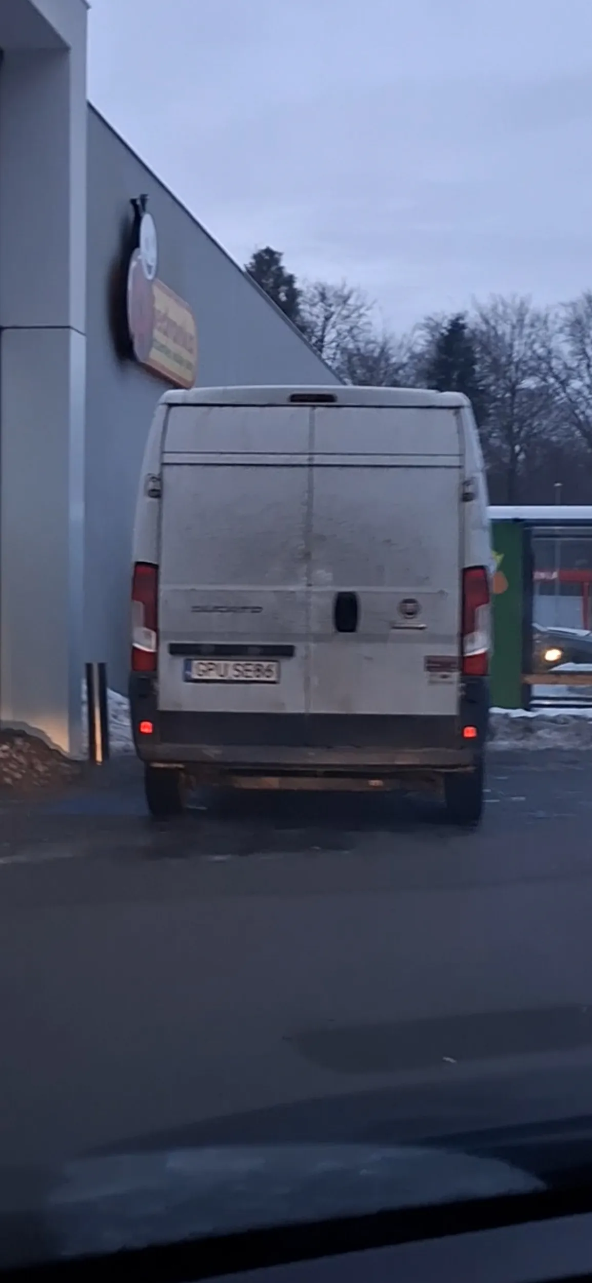 Cały parking pusty bod biedronka na Witominie ale nie ten musi na kopercie stanąć zajac miejsce dla niepełnosprawnych pod samymi drzwiami wies z pucka przyjedzie do miasta