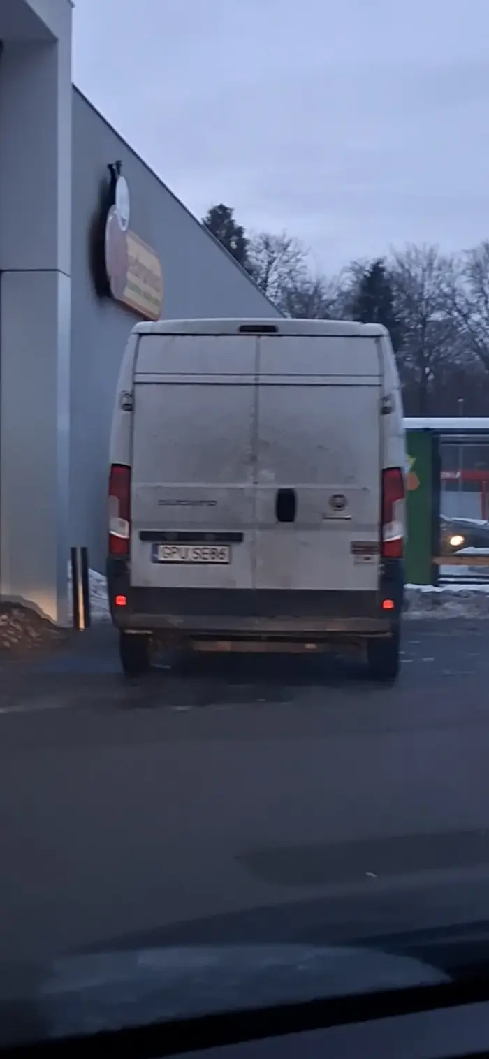 Cały parking pusty bod biedronka na Witominie ale nie ten musi na kopercie stanąć zajac miejsce dla niepełnosprawnych pod samymi drzwiami wies z pucka przyjedzie do miasta