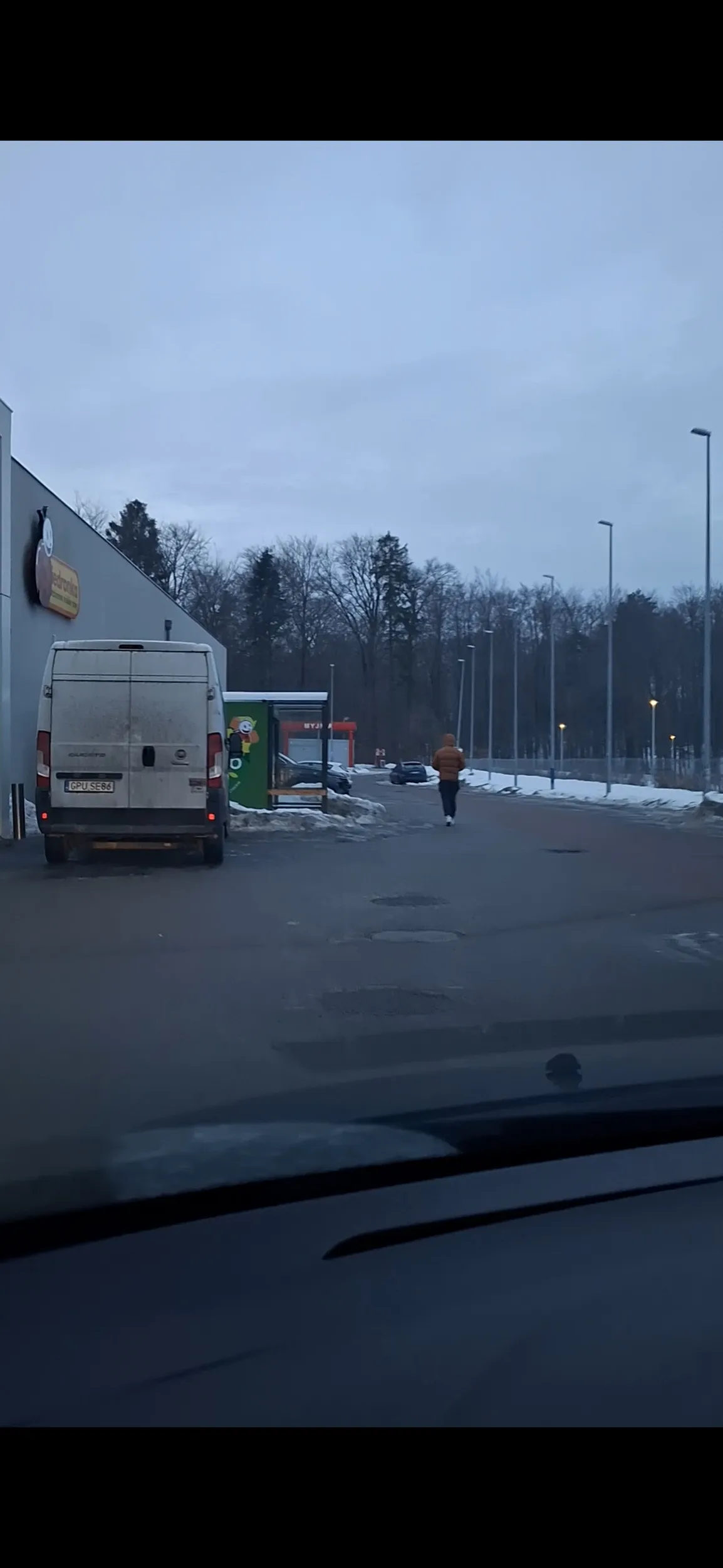 Cały parking pusty bod biedronka na Witominie ale nie ten musi na kopercie stanąć zajac miejsce dla niepełnosprawnych pod samymi drzwiami wies z pucka przyjedzie do miasta