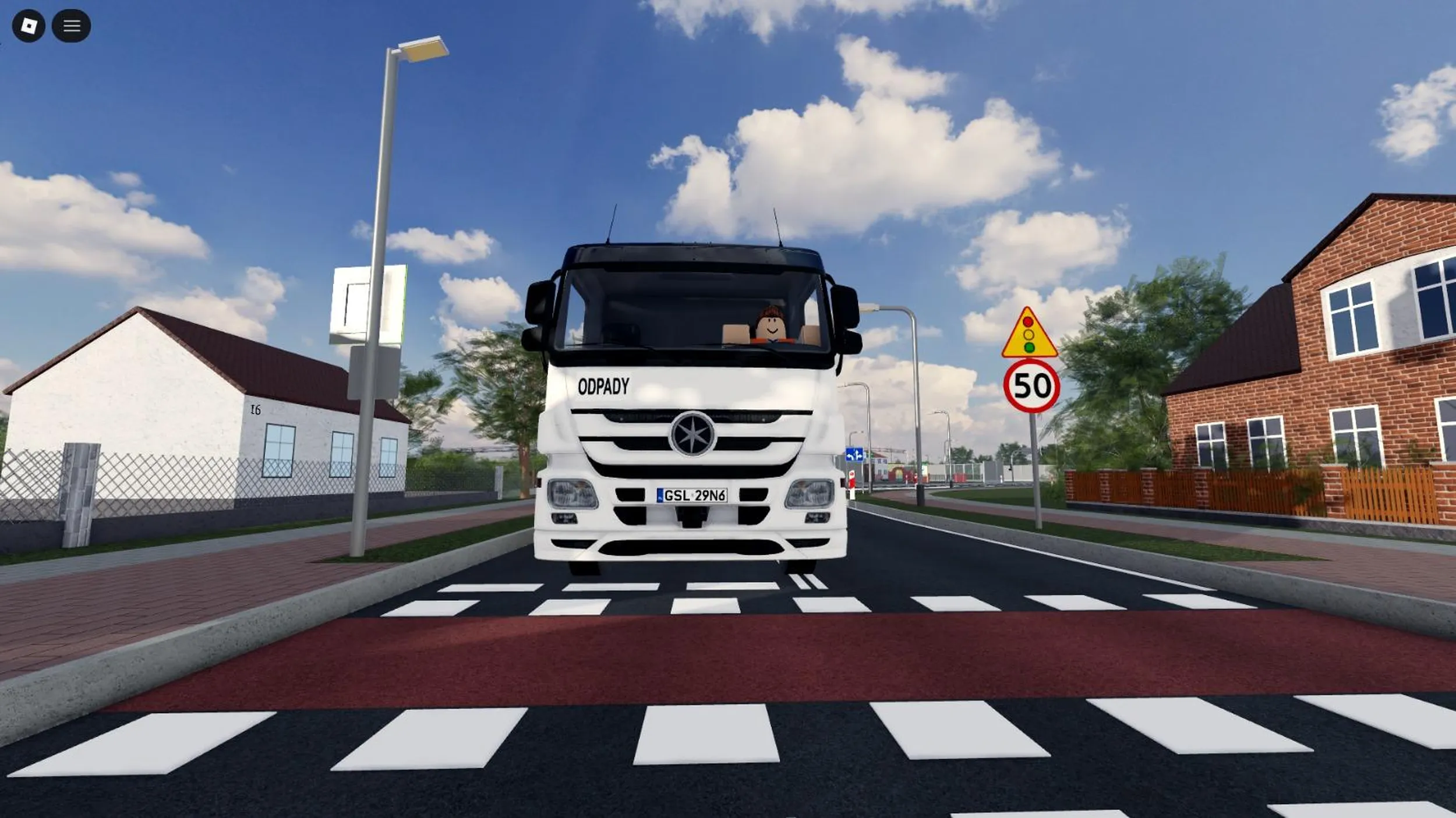 Kierowca tej oto śmieciarki stal na drodze mimo tego ze światła drogowe świeciły sie na zielono a na pasach nie byl żaden pieszy gdyby miał światła awaryjne i stał lekko na poboczu rozumiem a tu ani tego ani tego nie pozdrawiam kierowcy a ni jego pracowników