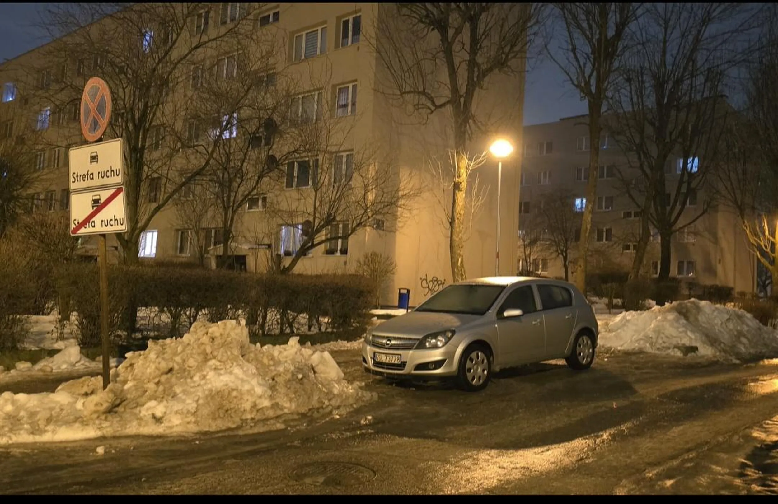 Kretyn zajmuje chodnik w trakcie gołoledzi