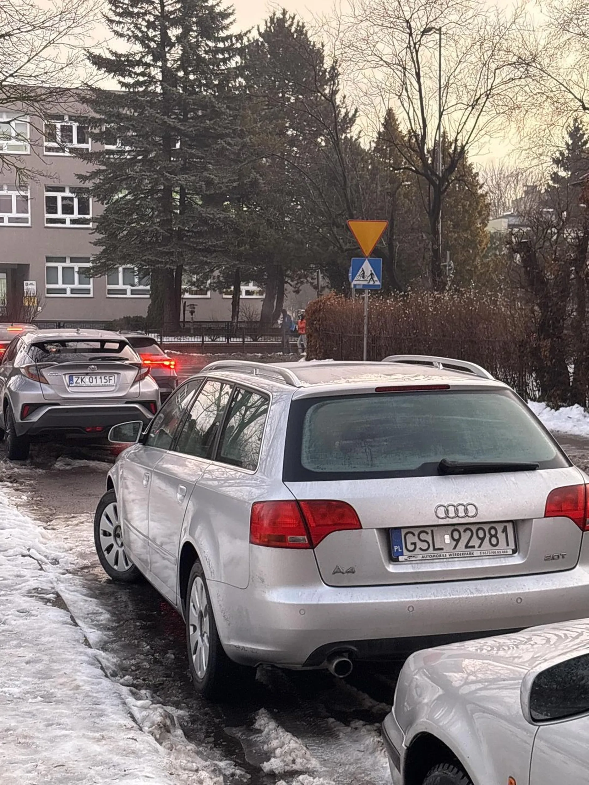 parkuje jak cielak ponadto siedzi za kierownicą jakiś młody chłopak ponadto ma wzrostu ok. 1.67m z tego co zauważyłem auto ma dużo rdzy.