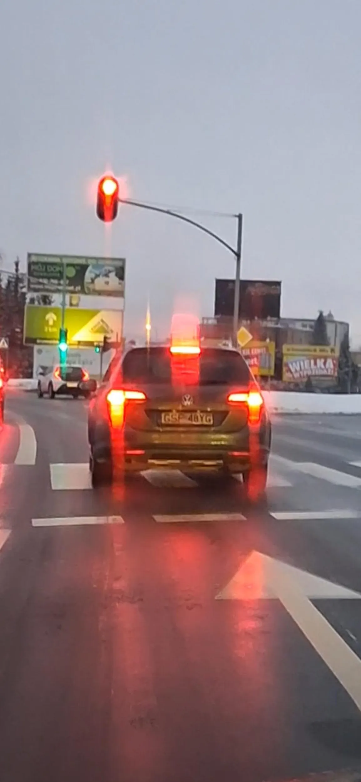 Jezdzi na czerwonym zatrzymuje sie na pasach