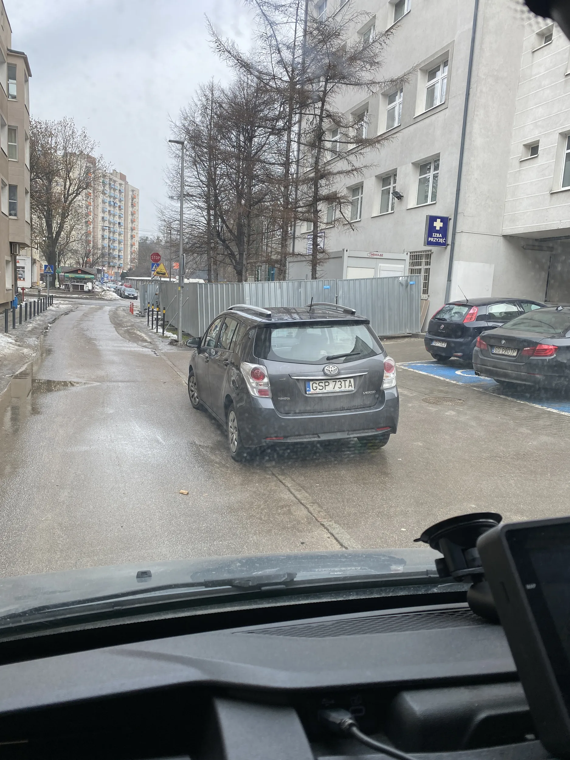 bardzo ładnie zaparkowane auto że nie można przejechać niczym większym niż zwykłą osobówką