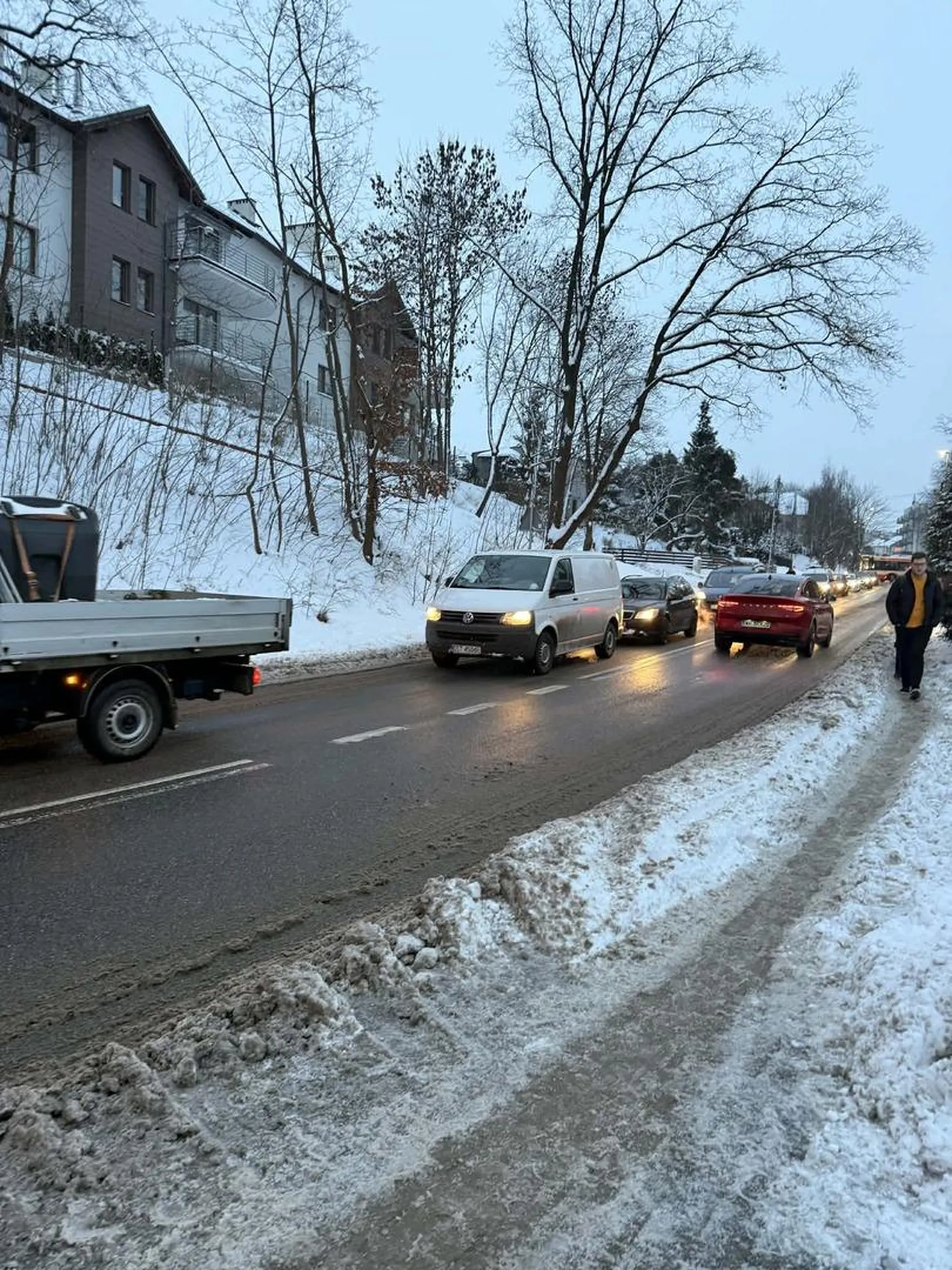 W dniu 13.01.2026 na ulicy Niepołomickiej zostałem potrącony przez kierowcę na pasach. Kierowca chyba nie wytrzymał i nie ogarniał co robi bo wyskoczył i zaczął mi grozić. Gratuluję instyktu samozachowawczego gdzie przy takim poważnym wykroczeniu wyskakuje gość i jeszcze grozi że kogoś pobije. Ale klasycznie wrócił do autka i tyle było z groźby.