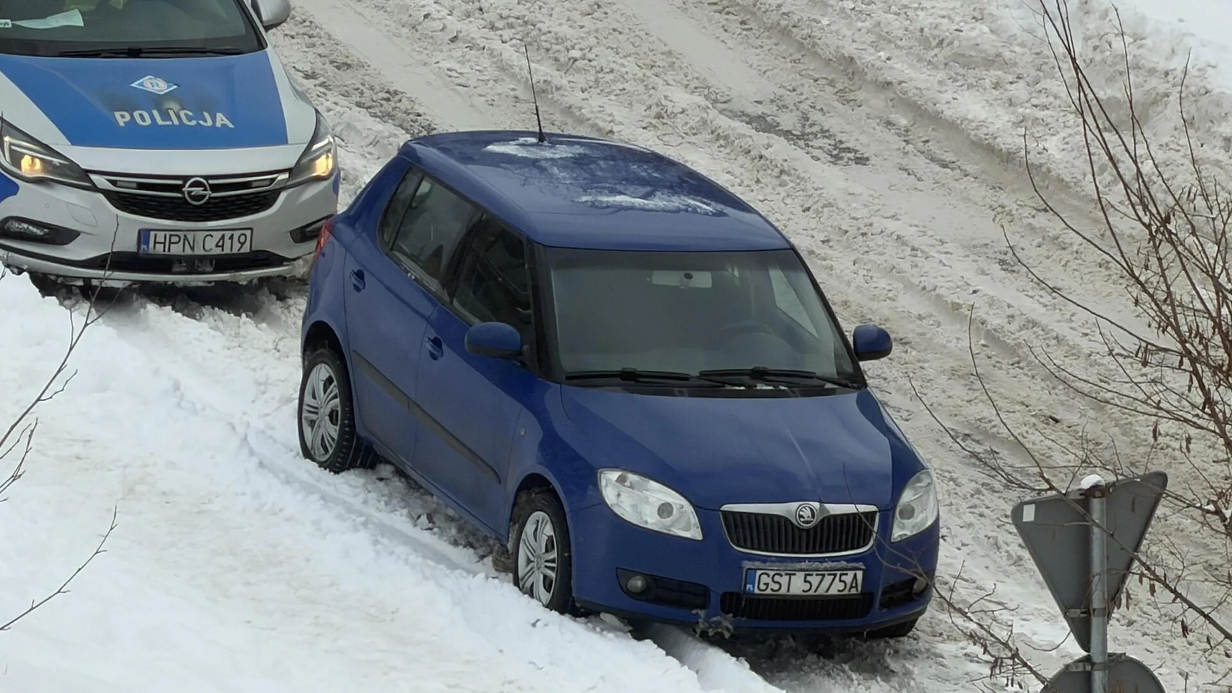 Parkowanie na zakazie zatrzymywania się w wąskiej uliczce. Nieładnie.