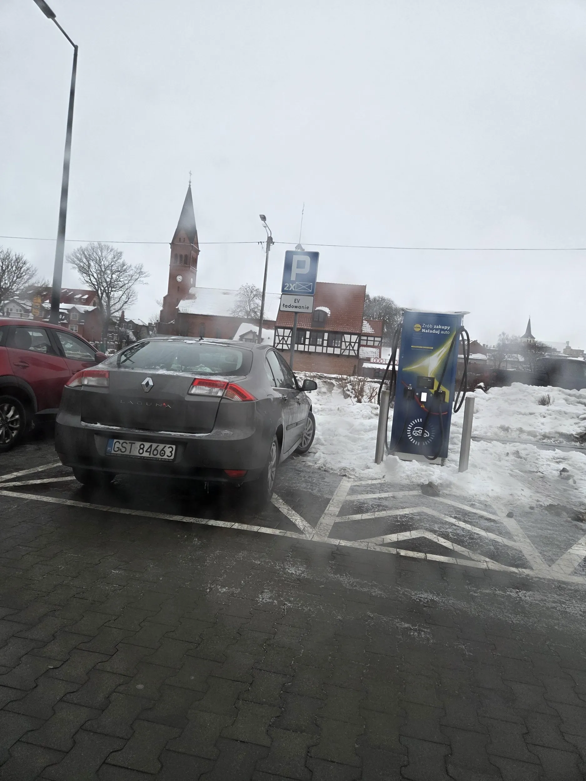 Sporo miejsc parkingowych wolnych, ale blokuje miejsce pod ładowarką.