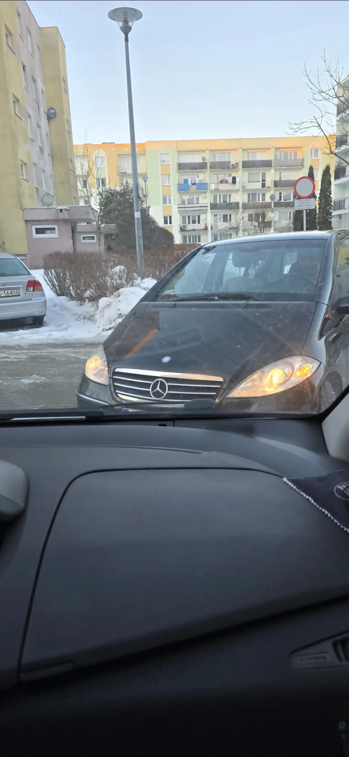 Pani bardzo uparcie próbowała wymusić wycofanie się samochodu, aby wjechać w drogę jednokierunkową. Pomijając wyraźny zakaz wjazdu, Pani nie dało się przetłumaczyć, że jej jest łatwiej zjechać na bok niż mi cofać przez ciasną alejkę.