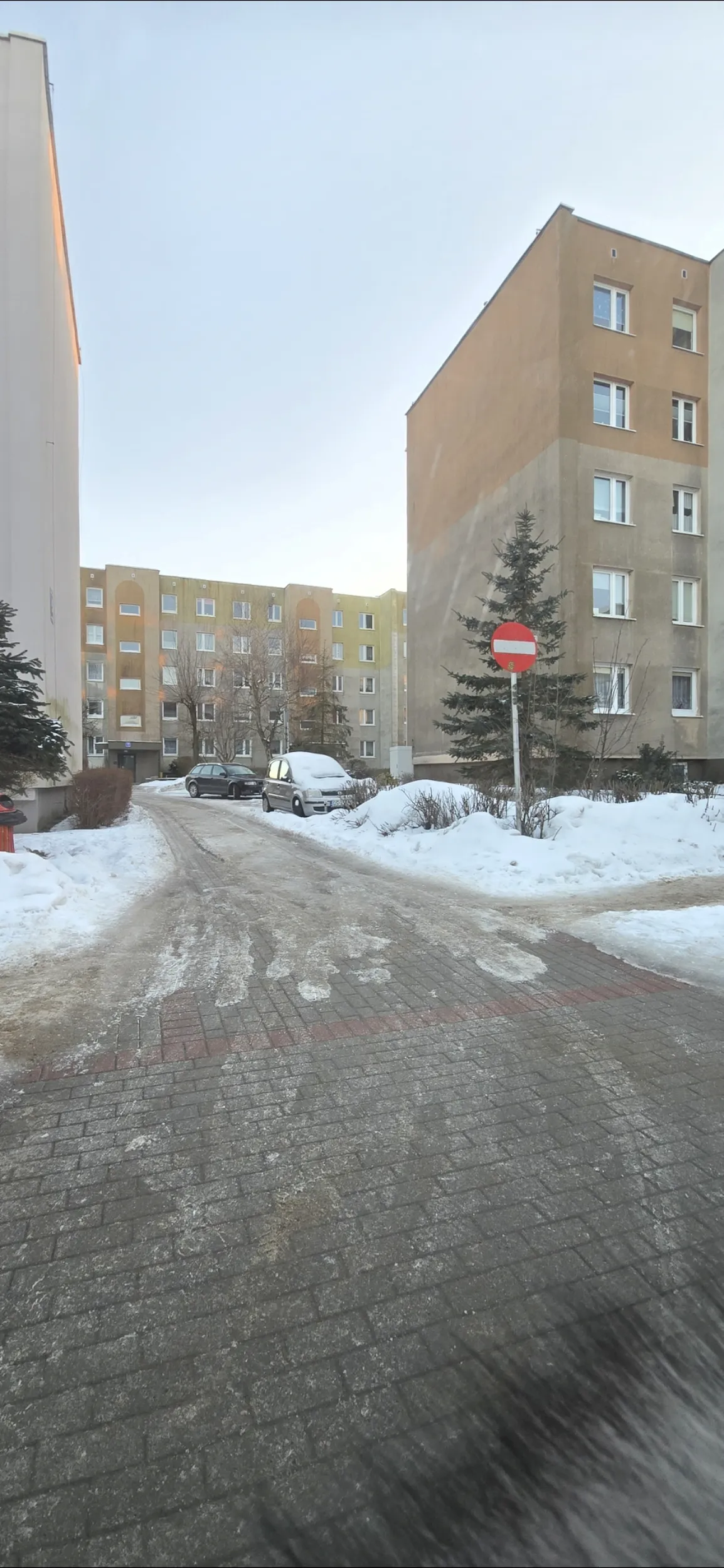 Pani bardzo uparcie próbowała wymusić wycofanie się samochodu, aby wjechać w drogę jednokierunkową. Pomijając wyraźny zakaz wjazdu, Pani nie dało się przetłumaczyć, że jej jest łatwiej zjechać na bok niż mi cofać przez ciasną alejkę.