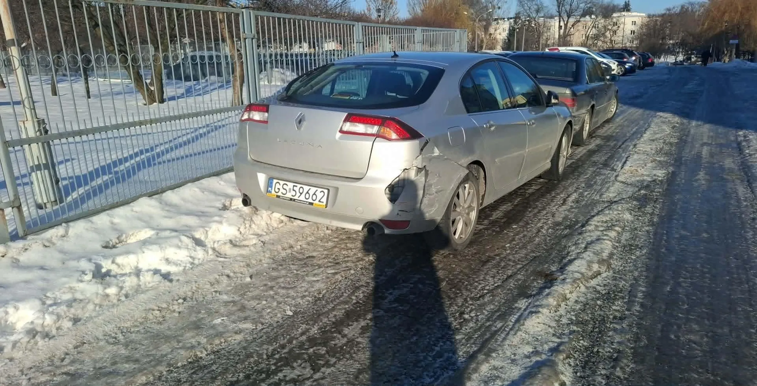 Jak parkujesz te auto tumanie, 6 aut w ciebie uderzylo, zastawiles drogę pożarowa na uczelni, jakbym cie spotkal to bym cie nauczyl parkowac gamoniu