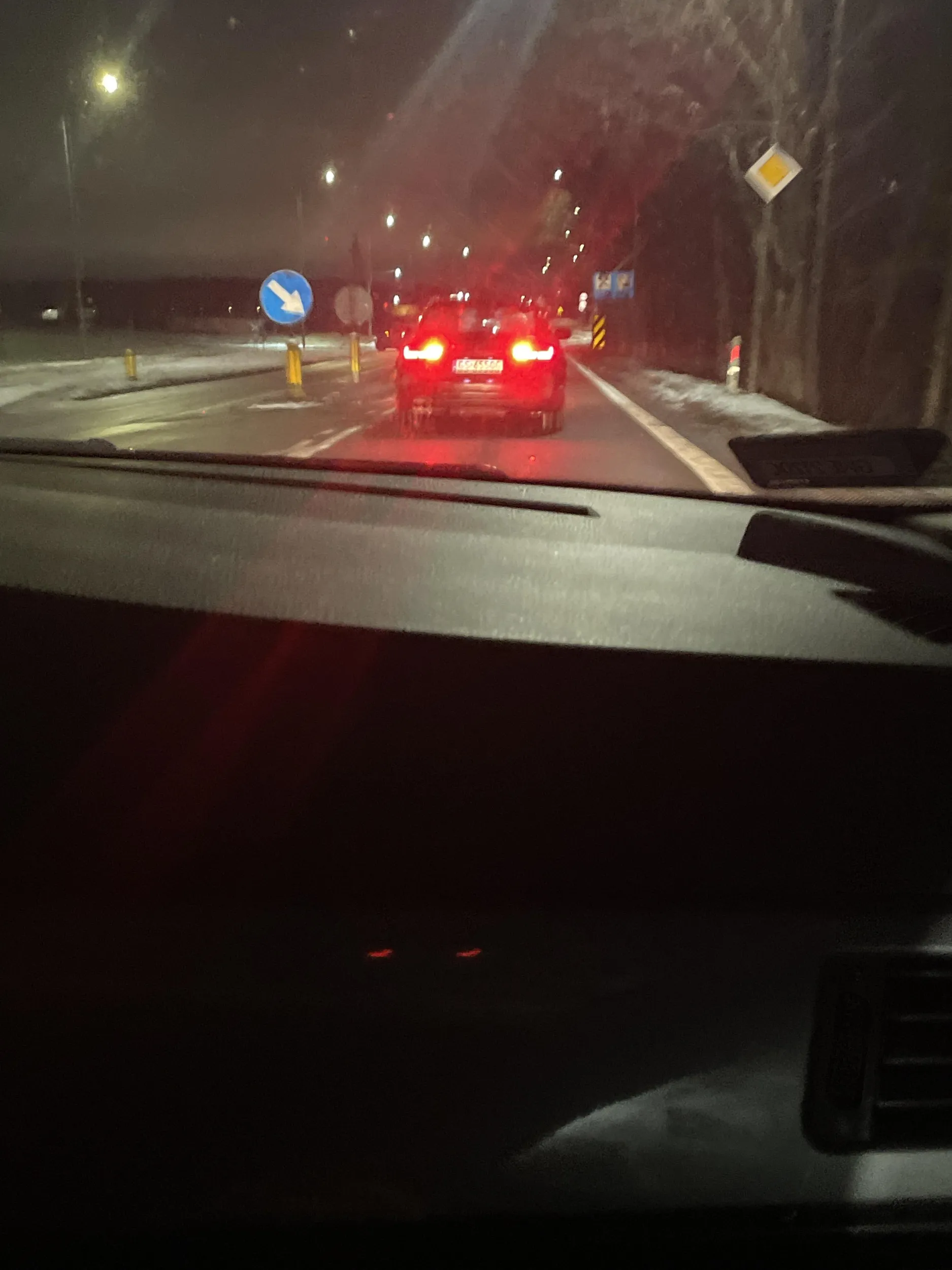 Zgasiłbyś te przeciwmgielne jak jedziesz :)