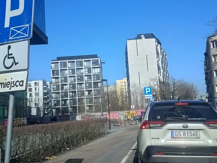 Kobieta pełnosprawna ale niepelnosprawna umysłowo zaparkowała bez posiadania uprawnień a taki sposób że zajęła 2 miejsca parkingowe dla niepełnosprawnych