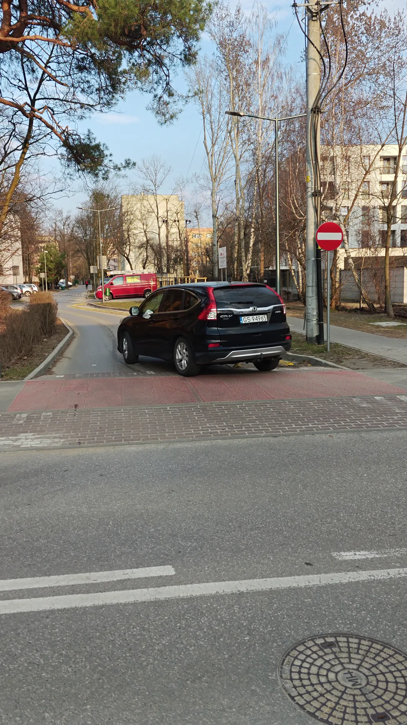 Kolejny kierowca z prawkiem z czipsów, nie widzi zakazu wjazdu.