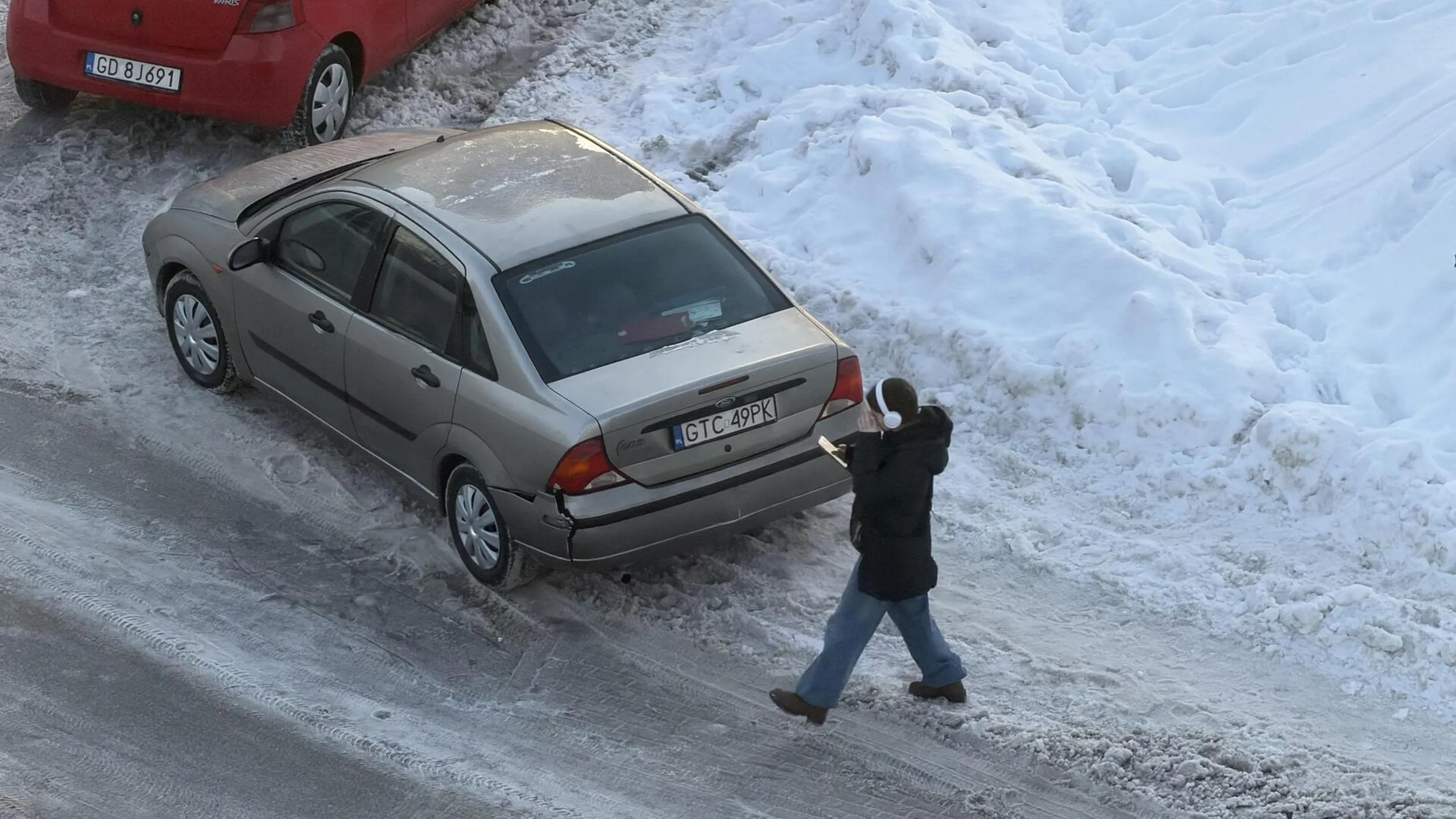 Piękne parkowanie na 100% szerokości chodnika tak że nie ma jak przejść. Nie wspominając już o 10 metrach odstępu od skrzyżowania z których w tym momencie zostały może 2.