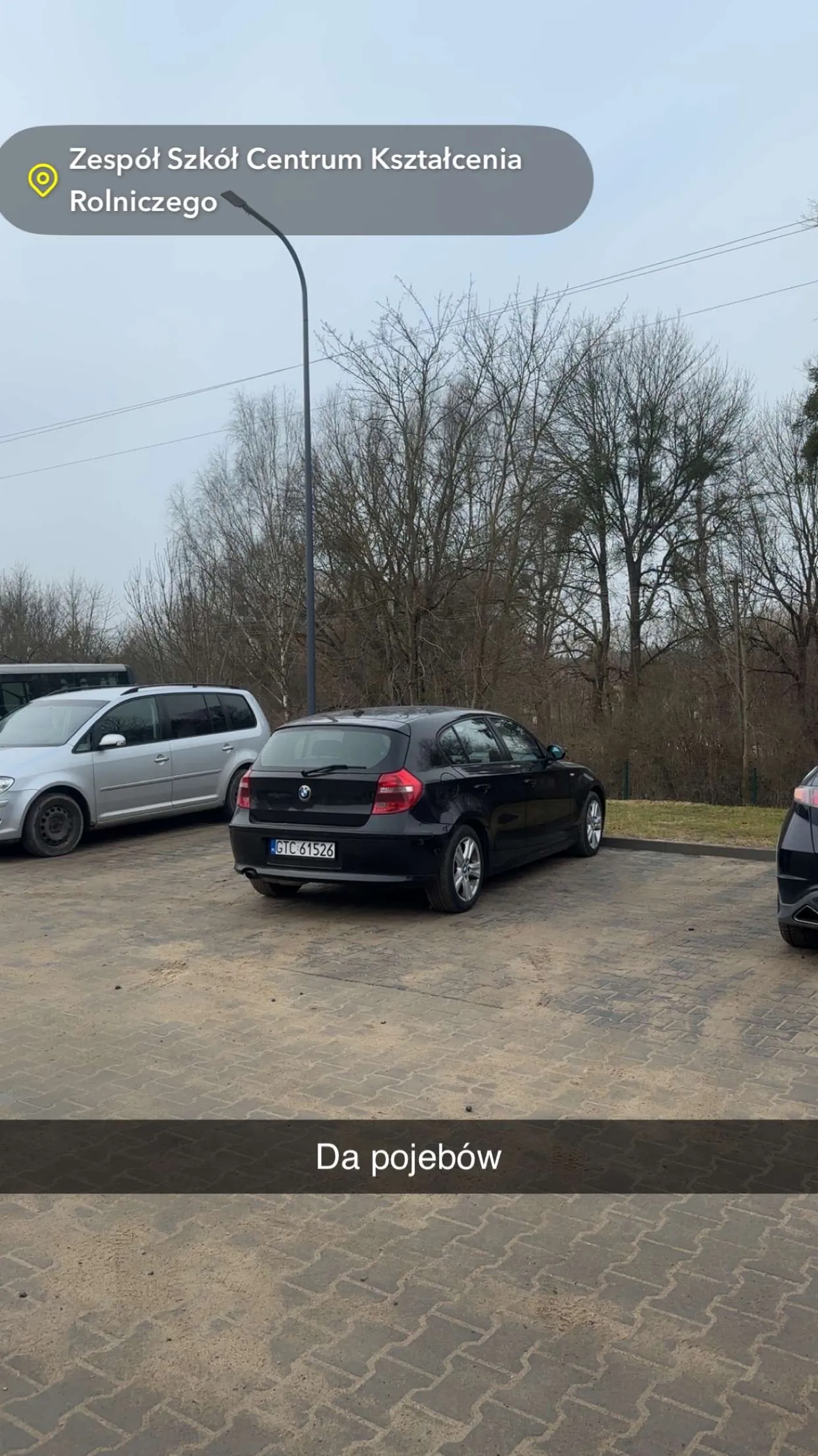 Nie potrafi parkować staje na dwóch miejscach w poprzek