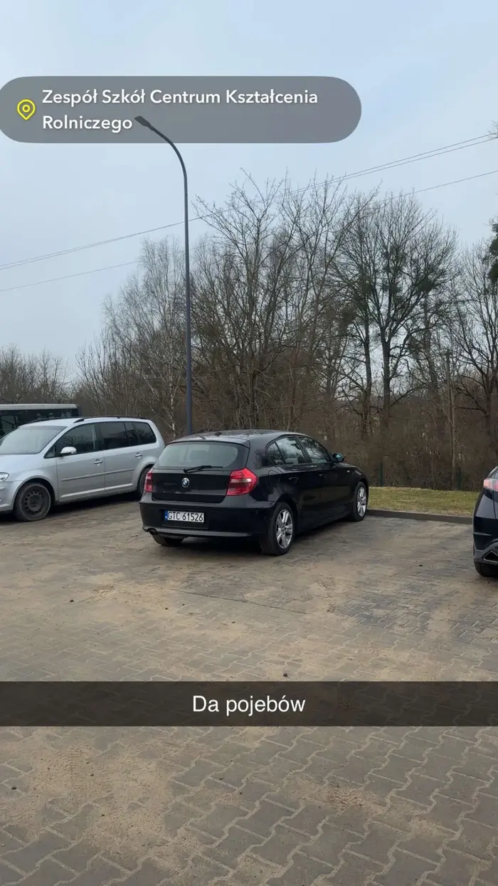 Nie potrafi parkować staje na dwóch miejscach w poprzek